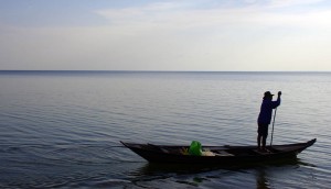 Barque de pêcheur. Ici, il est à l’affût du célèbre pirarucu. Certains spécimens peuvent atteindre jusqu’à 3m de long et 250 kilos