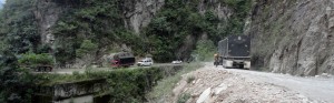 Les routes de montagnes nous réservent souvent de drôles de surprises. Ici, en souvenir de la route de la mort en Bolivie, nous croisons des camion sur des routes sinueuses, étroites et réduites par les éboulis.