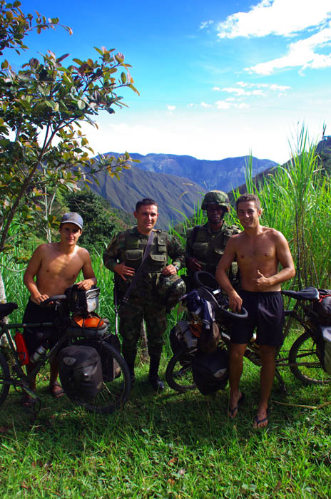 La Colombie est réputée pour l'inécurité, conséquence du narcotrafic. Dans la zone frontalière avec le Venezuela nous croisons de nombreux barrages de militaires et pourrions nous croire au milieu d'un film Hollywoodien. Mais ces hommes là font la chasse au FARC (Forces Armées Révolutionnaires de Colombie) et pas aux touristes.