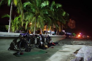 Santa Marta. Après avoir passé quelques heures à chercher des personnes susceptibles de nous embarquer sur leur voilier pour rejoindre le Panama nous nous endormons devant le port de plaisance aux pieds de nos vélos.