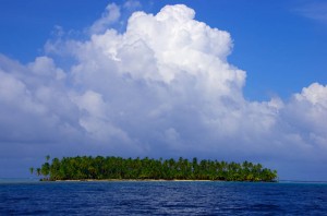 L'archipel des San Blas dans toute sa splendeur : de petites îles de cocotiers de quelques centaines de mètres de diamètre. Mettre le bateau au mouillage dans cet endroit est parfois périlleux à cause des des récifs de coraux. Quelques épaves de voiliers rappellent les risques omniprésents