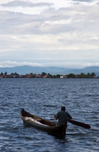 Les indiens Kunas pêchent à plusieurs kilomètres de leurs îles. Lorsque le vent est favorable, ils montent leur modeste voilure et utilise cette rame longue et large comme un gouvernail