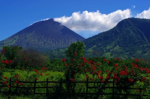 Les volcans sont absolument partout. Partout où vous serez en Amérique centrale, vous pouvez être certains qu'un volcan se cache pas loin. Ce n'est pas pour rien que la route que nous avons empruntée s'appelle la "Ruta de los volcanes".