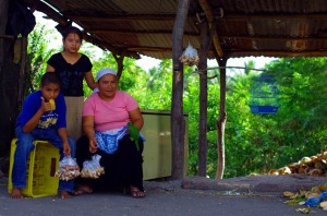 Le long des routes, ce sont le genre de personnes qui nous remontent le moral : ici au Salvador, nous achetons de la coco bien fraîche alors que nous pédalons des heures sous la chaleur. Bien sûr, la bonne humeur est souvent au rendez-vous!