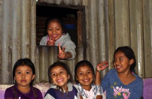 Pas toujours facile de prendre les autochtones en photo. Mais ici, les gamins du Guatémala se prêtent au jeu avec le plus grand plaisir.