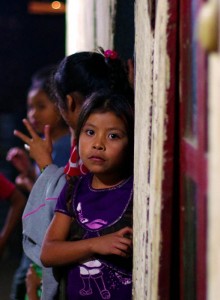 Visage curieux d'une petite fille guatémaltèque à la vue de notre objectif.