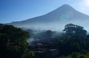 Des villages encaissés au pied des volcans, vue typique d'un modeste pueblo d'Amérique centrale. Ici en altitude au Guatémala, la brume s'invite au petit matin.