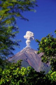 Proche d’Antigua Guatémala, un volcan bien actif crache sa fumée plusieurs fois a notre passage. Le bruit qu'il émet nous rappelle celui tonnerre.