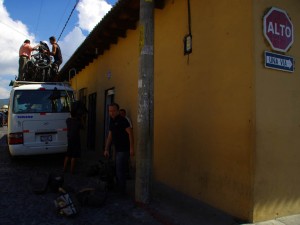 Arnaud, au milieu de la photo, est propriétaire de l'agence "Bon Voyage" à Antigua Guatémala. Après avoir fait connaissance, il nous offre l'aller en bus vers un des haut-lieux touristiques du Guatémala : le lac Atitlan. Grâce à lui, nous gagnons un temps précieux et découvrons une merveille ! En effet nous avons donné rendez-vous à des amis pour le nouvel an au Mexique et n'aurions pas pu rejoindre le lac Atitlàn en vélo sans perdre un temps précieux...
