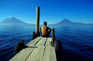 Morgan contemple le lac Atitlan. Situé dans un cratère de volcan, ce lac est un des haut-lieux touristiques du Guatémala.