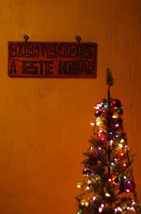 L'ambiance des fêtes de fin d'année est partout où nous passons. Ici, alors que nous sommes accueillis chez des gens au Guatémala, l'ambiance de Noël règne.