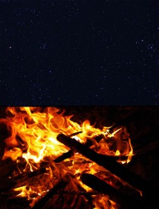 Le plaisir simple de s'asseoir autour d'un feu sous un ciel étoilé