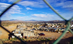 La ville de Nogales à la frontière, où tant de mexicains tentent de passer clandestinement. C'en est fini du Mexique. Sur cette dernière ligne droite, la route est contenue dans un grillage destiné, pensons nous, à empêcher les gens d'arriver jusqu'au poste frontière américain.