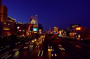 Le Strip ! L’avenue touristique de Las Vegas, cette ville qui accueille environ 36 000 000 de visiteurs par an. La quantité de jeux de lumière y est impressionnante et vous maintient en éveil pour que vous ayez toujours plus envie de jouer et de consommer…