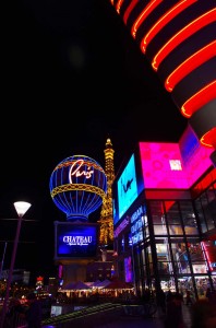 Voici la folie des grandeurs des fondateurs de Las Vegas. Y sont reproduits les Champs-Elysées et cette petite Tour Eiffel en plein cœur de la ville, accompagnés d’un mini quartier aux imitations françaises.