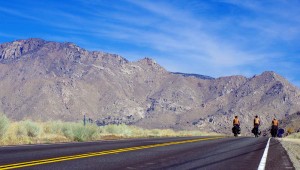 Nous apercevons les paysages secs du sud de la chaîne des Sierra Mountains. C'est un bon début pour s'échauffer pour Death Valley, sur notre chemin par la suite.