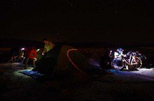 Maintenant que nous voyageons à 4 nous armons chaque soir deux tentes. Etienne trouve rapidement sa place dans cette organisation tout en se réjouissant du spectacle des nuits étoilées de ce grand désert.