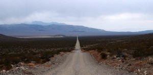 Sortir de Death Valley est périlleux. Nous nous sommes chargés de presque 4 litres d’eau chacun mais les longues pistes gravillonneuses nous donnent du fil à retordre dans un environnement froid et venté.