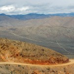 Après deux jours à rouler dans Death Valley, nous entamons la traversée de la première chaîne de montagne, the Last Chance Mountain, qui sépare cette immense vallée et la route 395 qui nous mènera à Bishop.