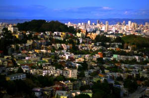 San Francisco est une de ces villes aux rues escarpées. Les parcs au beau milieu de la ville offrent de quoi se mettre au vert un instant avant de se replonger dans ce décor de maisons victoriennes colorées, ou de repartir vers le quartier des affaires, plus loin.