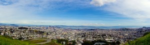 Panorama de San Francisco et sa baie, vue des Twin Peaks. De l'autre coté de la baie se trouve Oakland, un port commercial très important. Au sud de la baie se trouve Sillicon Valley, maison de tous les grands noms des nouvelles technologies : Google, Facebook, Adobe...