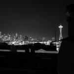 Vue sur le centre-ville de Seattle depuis le balcon de Sarah. La "Space needle" à droite, le symbole de la ville, construite pour l'exposition universelle de 1962.