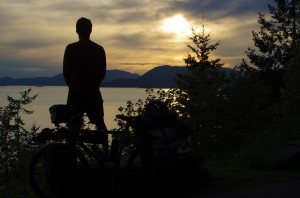 Dernier jour aux USA, Brian contemple le coucher de soleil sur les îles de Chunkanut Bay avant d'aller commencer une nouvelle aventure au Canada.