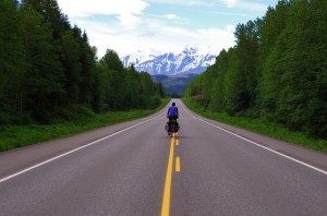 Etienne en route pour les Cassiar Mountains sur la Stewart Cassiar highway. Cette route est une des rares options pour l'Alaska. Connue des voyageurs, elle parcourt la British Columbia jusqu'au Yukon et est une des plus belles routes que nous ayons emprunté jusqu'à aujourd'hui.