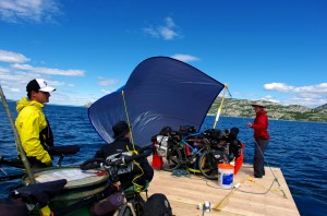 Sur le lac Laberge, le jour de notre départ, les dieux sont avec nous : un vent 3/4 arrière nous pousse vers l'embouchure de la Yukon River. Nous en profitons pour improviser une voile avec l'une de nos bâches et transformons notre radeau à rames en voilier !