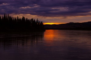 Coucher de soleil sur la Yukon River.