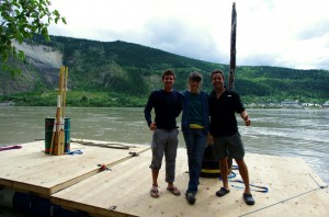 Après 8 jours et 700km sur la rivière nous arrivons le 3 juillet à Dawson City et recherchons activement une personne pour acheter notre radeau. Julie travaille dans l'économie sociale pour le Chantier Economique et Social du Québec, également présent dans le Yukon. Elle accepte de nous racheter notre radeau pour la moitié de son coût de revient. Il servira dans le projet de relancement de « Tent City » à Dawson, espace de camping permanent et gratuit durant la saison d'été, dédié aux jeunes qui viennent travailler dans cette région et qui ont du mal à se loger. En effet, il est interdit de camper aux abords de la ville mais aucune loi n'existe sur la surface du fleuve.