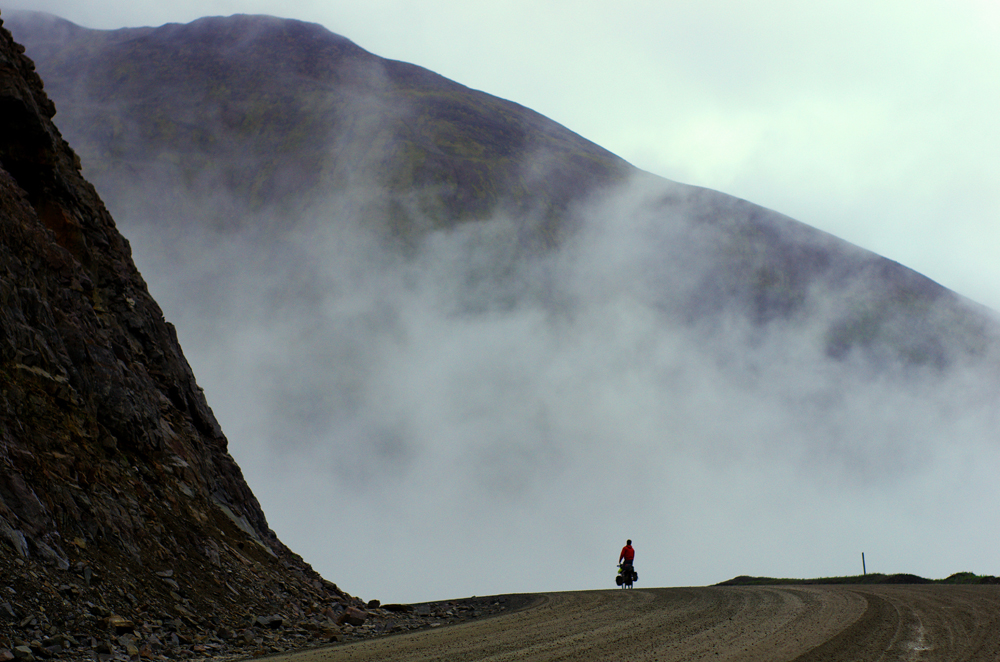 Atigun Pass, 1500m. Nous voici au niveau des nuages et nous entamons notre descente dans un brouillard froid et dense.