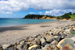 Les plages de Nouvelle Zélande sont pour la plupart tranquilles, vous ne verrez pas ici un afflux de touristes prêts à dégainer pelles, seaux, crème solaire et serviettes. De plus, c'est l'hiver ici en ce moment donc nous sommes seuls à profiter du spectacle.
