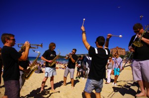 Manly Jazz festival, le plus gros événement de jazz en Australie, les pieds dans le sable en banlieue de Sydney. L'occasion pour nous de nous aérer l'esprit et de découvrir l'activité culturelle riche d'une ville comme celle-ci. L'ambiance y est festive et les groupes y jouent génialement bien. En plus c'est gratos !