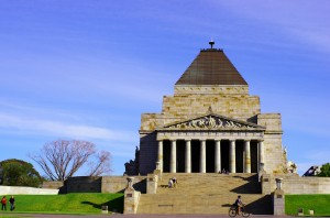 Brian vadrouille entre les monuments de Melbourne. Ici au mémorial de la seconde guerre mondiale.