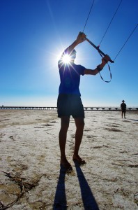 Etienne est le seul d’entre nous qui n’ait jamais pratiqué un peu de kitesurf. Sous les conseils avisés des autres, il prend en main l’aile de kite que nous utiliserons à vélo dans l’Outback. Il faut bien savoir où est la puissance pour bien la manipuler et ne pas se faire « arracher ». — at Port Wakefield.