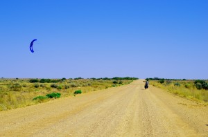 Sur l’Oodnadatta Track, une piste que nous empruntons sur plusieurs centaines de kilomètres, nous décidons de tenter le coup sur une fenêtre météo qui a l’air pas trop mauvaise. Bilan : pas assez de vent, ce ne sera pas pour aujourd’hui. Mais le principe est là : du kite-bike sur la piste dans l’Outback en Australie ! Géant :)