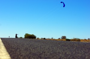 Brian : "J'ai vraiment aimé faire du kite-bike, même si ça a été court au final. Ca m'a rappele les bons moments il y a quelques annees quand, avec Morgan, nous étions a fond dans le windsurf et que le kitesurf apparaissait tout juste. Nous avions éssayé alors et j'ai ressenti la meme sensation que ma premier session de kitesurf."