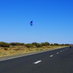 Sur des dizaines et des dizaines de kilomètres la Stuart Highway offre d’immense lignes droites avec une super visibilité. Des conditions parfaites… à condition que le vent se prête au jeu lui aussi.