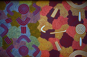 Peinture aborigène. L'art est un élément clé dans la culture aborigène. Il est toujours lié à un territoire (itinéraire, site, grotte, point d'eau…) Les Aborigènes célèbrent, chantent, dansent, miment et peignent (ce que nous appelons « art » mais qui pour eux est d'abord spiritualité) pour actualiser l'esprit ancestral créateur du lieu et présentifier, réactiver cette énergie créatrice. En ce sens, célébrer, peindre ou chanter un territoire marque la propriété (au sens de responsabilité) d'un clan ou d'une personne. Cf. http://fr.wikipedia.org/wiki/Art_des_Aborigènes_d'Australie