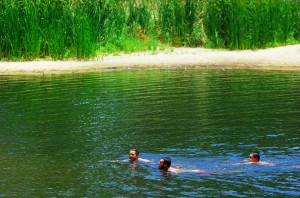 Eelery Creek, 100km à l'Ouest d'Alice Springs. Après avoir pédalé sous des chaleurs atteignant les 49°C à l’ombre nous savourons cette baignade dans une eau fraîche et claire.