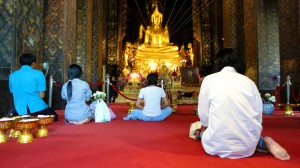 Ailleurs que dans les gros temples très (trop ?) touristiques de Bangkok, il est bon de s’arrêter dans les lieux de cultes plus petits et moins fréquentés par les aficionados de la gâchette numérique. Ici, on peut s’asseoir et regarder comment les locaux vivent le culte de la prière. Personne ne vous dira rien, les temples sont ouverts à tout le monde et les moines vous invitent à y entrer avec un sourire sincère. Il faut juste penser à enlever ses chaussures.