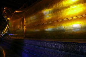 Le Wat Pho à Bangkok est chaque jour envahi par les touristes. Ce temple bouddhiste est impressionnant par sa beauté mais aussi par l’immense Buddha couché comme attraction principale. Notre philosophie en général est de s’écarter des sentiers battus mais nous devons reconnaître qu’il y a de ces merveilles que l’on ne peut pas manquer de voir…