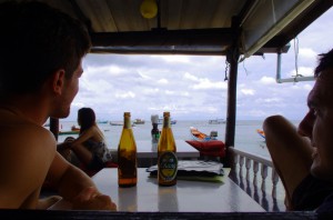 Siphay et Etienne profitent de ces 3 semaines de repos pour recharger les batteries, et penser à autre chose. Rien de mieux qu'une bonne bière. La vue sur la plage de Koh Tao est plutôt pas mal !!!