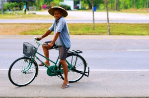 Le vélo, le sourire, le chapeau, les claquettes… On aime la Thaïlande ☺