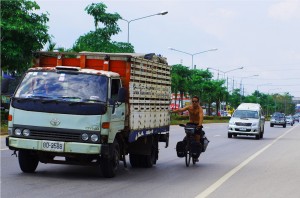Lors des 400 km entre la capitale thaïlandaise et la frontière cambodgienne Etienne, Siphay et Morgan ont fait environ la moitié en s’accrochant derrière les camions, fourgonnettes ou les pick-up qui veulent bien accepter un passager clandestin. C’est d’ailleurs souvent avec un grand sourire et un pouce levé que l’on peut l’observer dans le rétroviseur de nos anges gardiens… ce jour là nous enregistrons une pointe à 79,4km/h tandis que Brian avance seul au rythme du vélo.