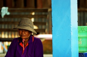 La pêche est une activité qui fait vivre ce village. Ici, portrait d’une femme aidant au tri de la pêche.