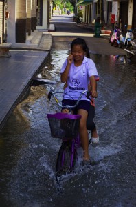 La marée inonde parfois les villes en bord de mer, mais les deux roues paraissent être un prolongement naturel du corps des thaïs ! C’est carrément une religion.