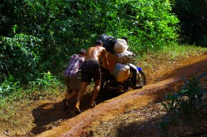 L'unique moyen d'approvisionner les villages situés dans cet jungle est la mobylette. Brian et Etienne aident un peu ce convoi (exceptionnel pour nous) à monter la pente. Allez Hop c’est repartit.