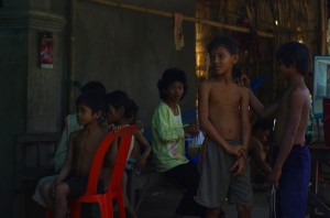 « Hello, hello, hello ! » Ce sont les paroles des enfants qui bordent les routes du Cambodge. C’est un peu difficile de répondre à tout le monde tellement ils sont nombreux mais en tous cas ça fait chaud au cœur de rouler toute la journée encouragé par les minots dans chaque village que l’on traverse. À la pause, ils n’hésitent pas à assouvir leur curiosité en venant à notre rencontre et c’est à chaque fois un moment de plaisir et de rigolade.
